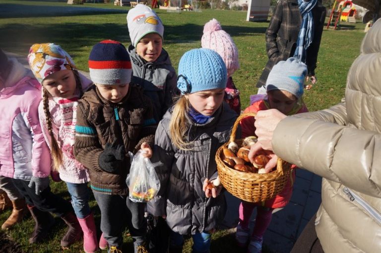 Read more about the article AKCIJA ,,PASODINK GĖLĘ PRIE DARŽELIO!“
