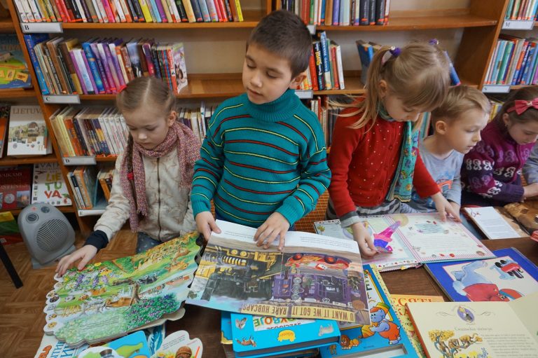 Read more about the article Nemenčinės vaikų darželio priešmokyklinukų ekskursija į biblioteką