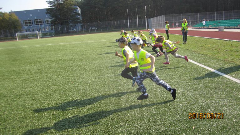 Read more about the article Dzieci z przedszkola poznają dyscypliny sportowe