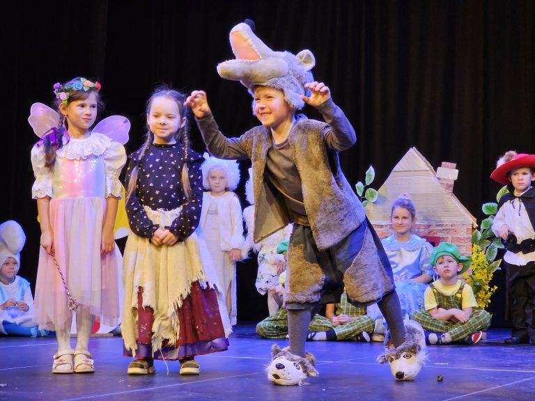 Read more about the article XX jubiliejinis „Pasakėlės iš darželio lentynėlės“ festivalis