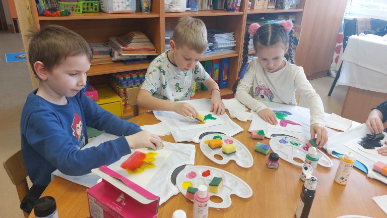 Read more about the article Edukacinė veikla „PIEŠIMAS ANT MARŠKINĖLIŲ“
