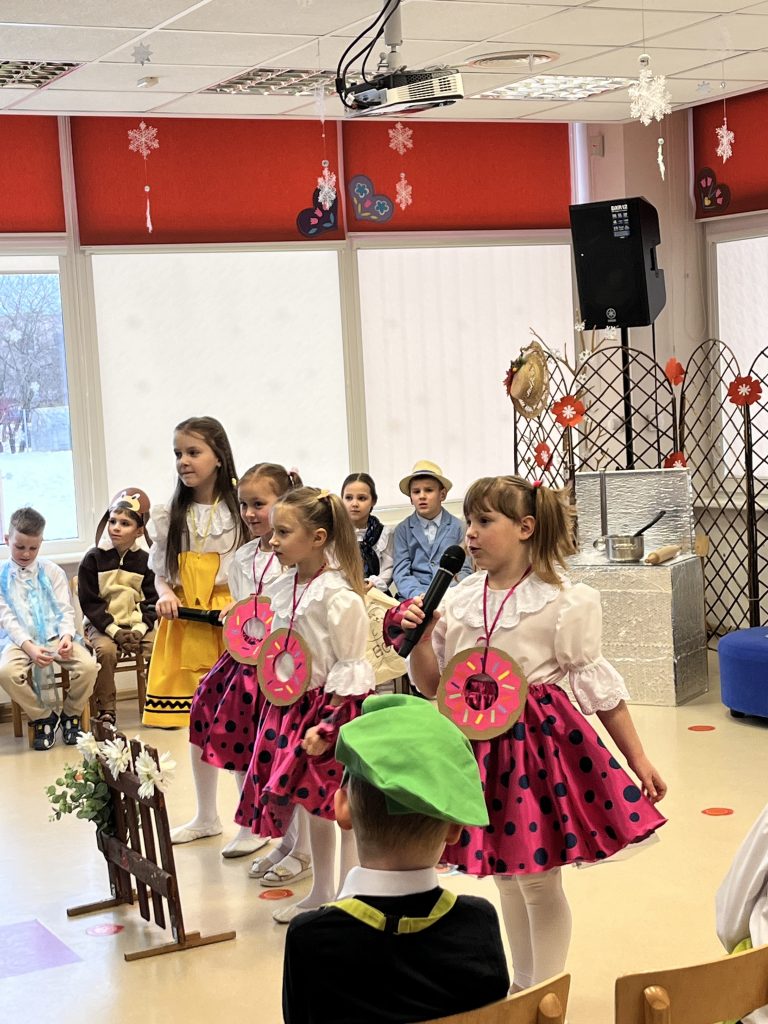 Read more about the article Pramoga-spektaklis ,,Močiučių Agotos ir Honoratos spurgos ir žagarėliai”